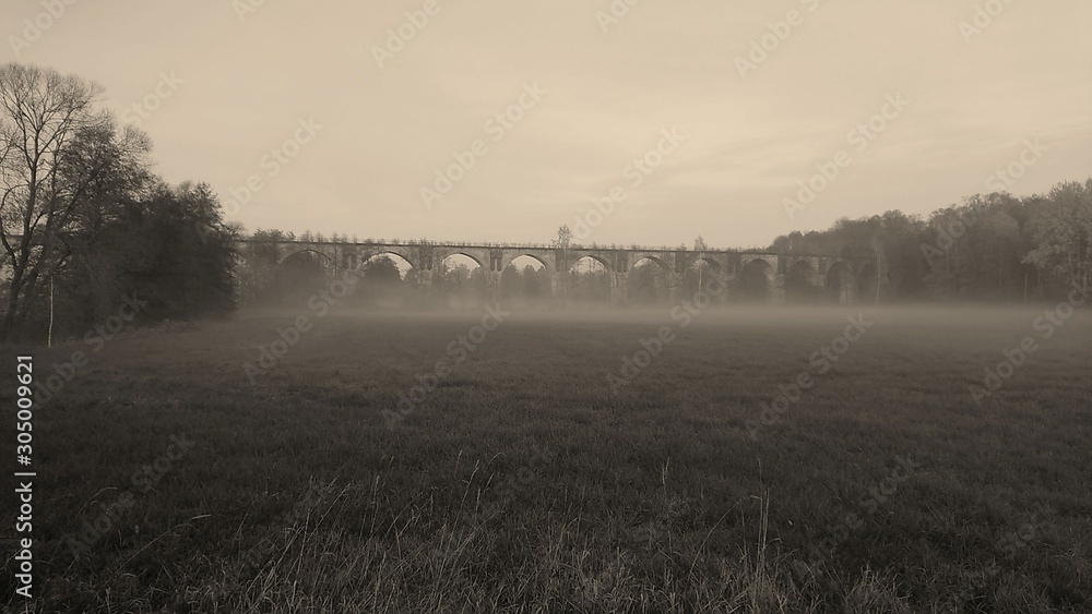 Bahnbrücke im November mit Dunst und Nebel