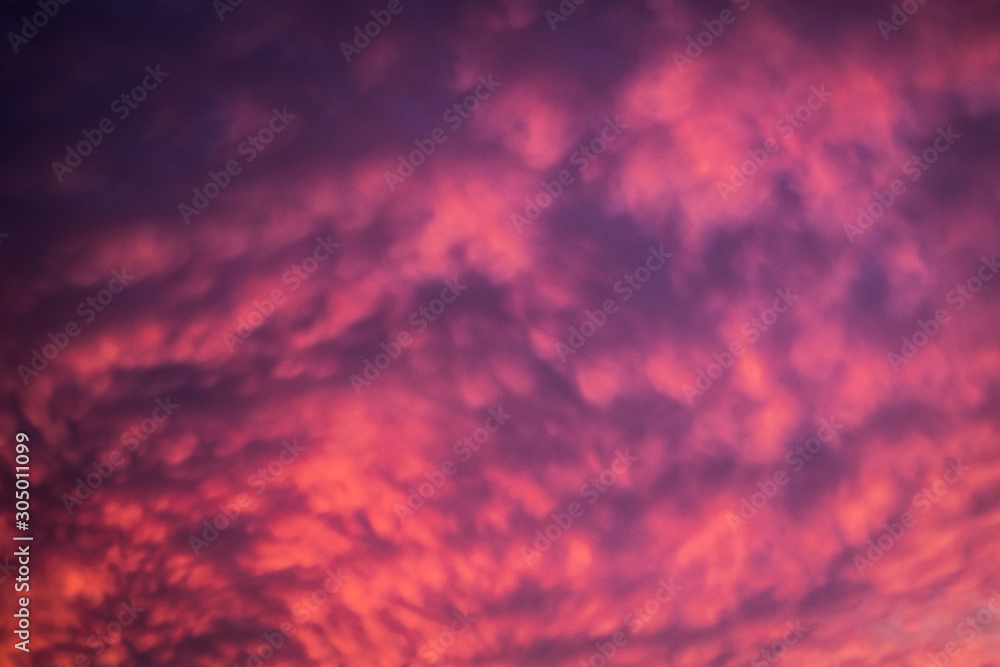 Nuvole rosa durante il tramonto