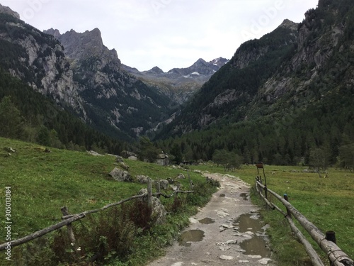 Imposantes Alpental: Val di Mello mit Monte Disgrazia (3678m)