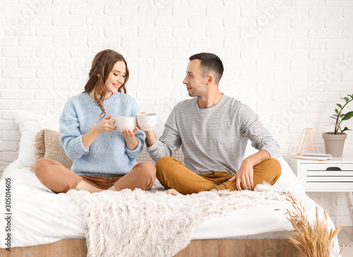 Beautiful young couple drin...