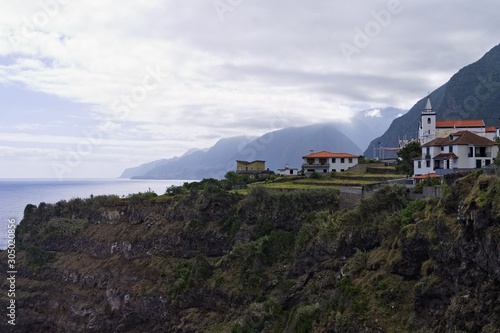 A village with white buildings on a cliff in the Atlantic Ocean (Seixal, Madeira, Portugal) © Tommaso