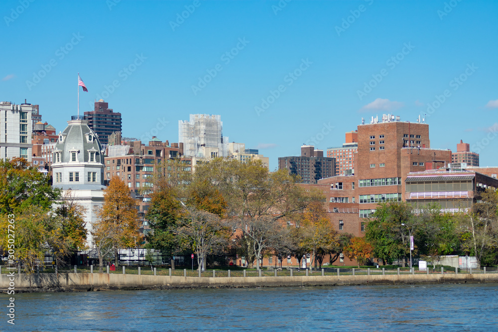 Obraz premium Skyline of Roosevelt Island with the Upper East Side of Manhattan in New York City in the background