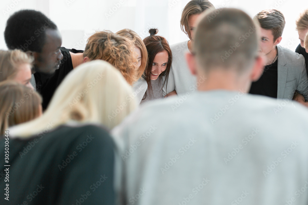 Obraz premium team of young people makes a decision standing in a circle