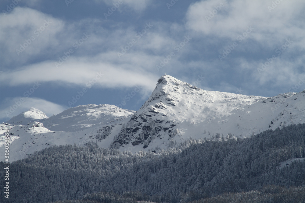 Blick von Innsbruck im Inntal in Tirol auf die Neunerspitze und Viggarspitze und die schneebedeckten Gipfel im Winter