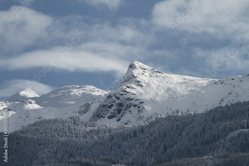 Blick von Innsbruck im Inntal in Tirol auf die Neunerspitze und Viggarspitze und die schneebedeckten Gipfel im Winter