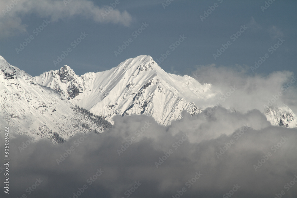 Blick von Innsbruck im Inntal in Tirol auf die Nordkette und die schneebedeckten Gipfel im Winter. Lawinen Warnstufe