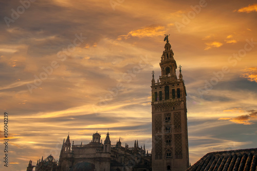 hermoso atardecer sobre la Giralda de Sevilla  Andaluc  a