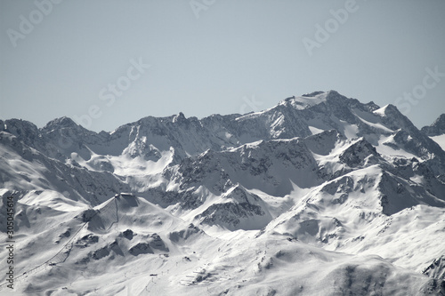 Blick von der Axamer Lizum in Tirol auf die schneebedeckten Berge und Gipfel. Neuschnee im Winter. Lawinengefahr