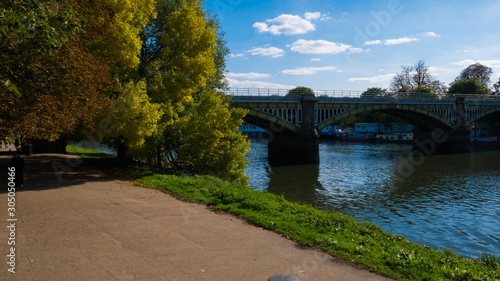 Ponte sobre o rio tamisa em Londres photo