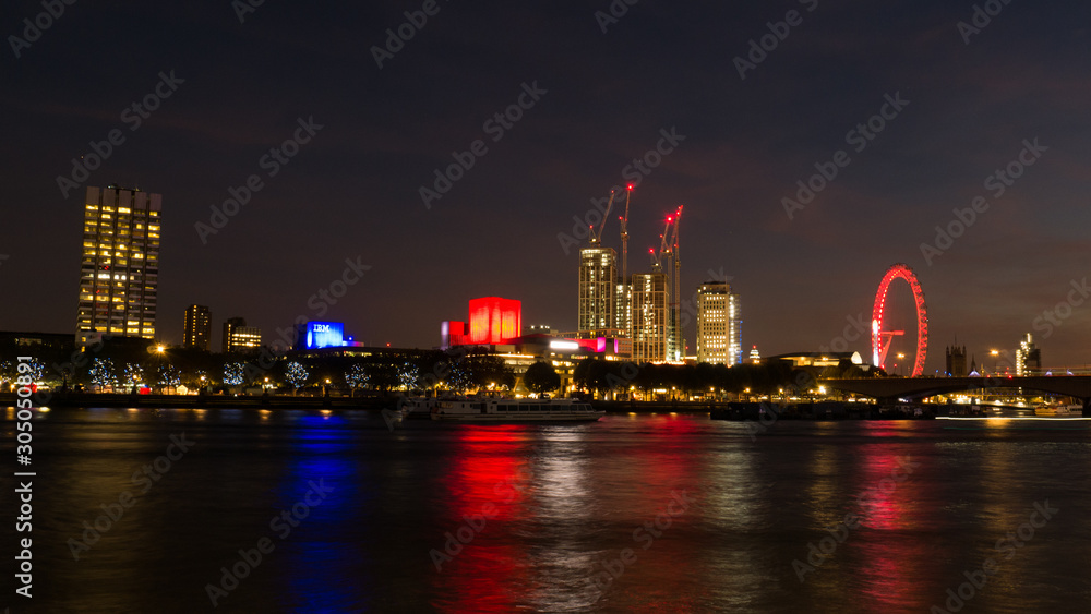 Fototapeta premium City of London oświetlone w nocy