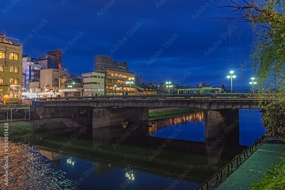京都 夜の鴨川と四条大橋