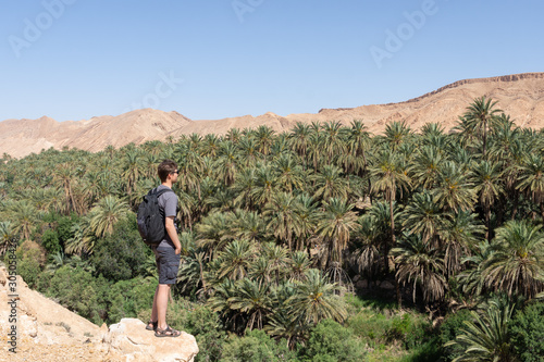 Canvas Print Touriste à la palmeraie de Tamerza en Tunisie