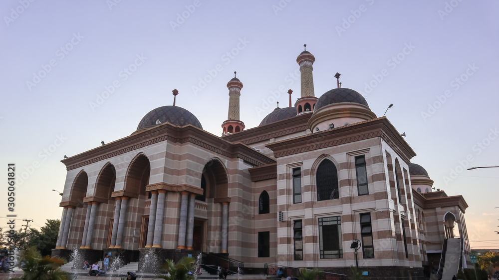 Fototapeta premium Mosque with beautiful shapes with blue sky