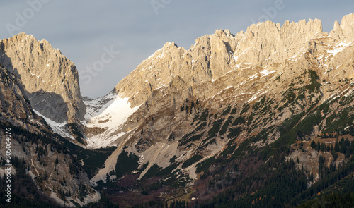 Wilder Kaiser Panorama mit ersten Schnee im November am Spätnachmittag