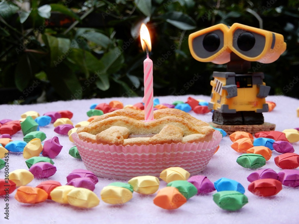 Foto Stock torta di compleanno con una candelina e robot