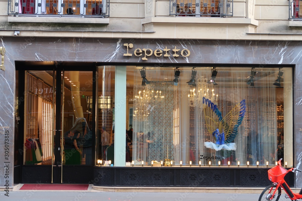 Vitrine de la boutique Repetto de la rue de la Paix à Paris – 26 octobre  2019 (France) Stock Photo | Adobe Stock