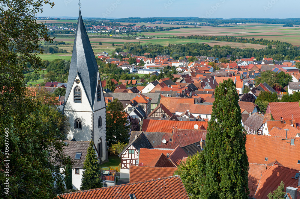 Der windschiefe Kirchturm der Kirche in Münzenberg, Hessen