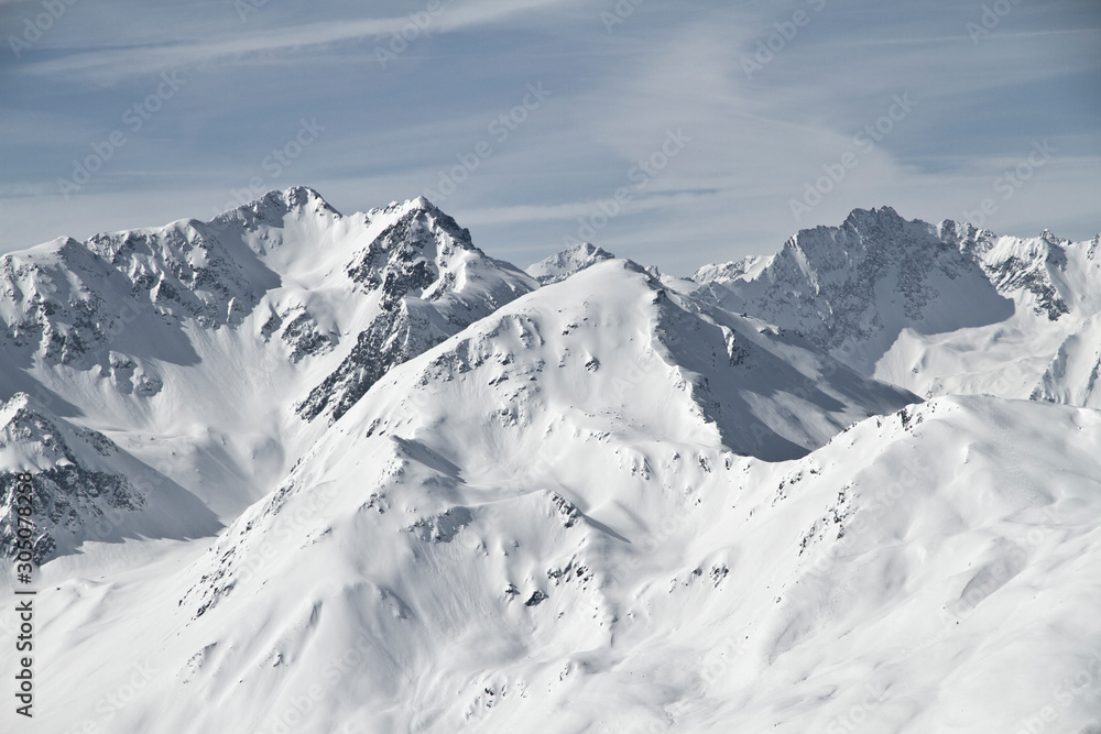 Blick von der Axamer Lizum in Tirol auf die schneebedeckten Berge und Gipfel. Neuschnee im Winter. Powdern