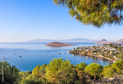 Fototapeta Naklejka Na Ścianę i Meble -  Aegean coast with marvelous blue water, rich nature, islands, mountains and small white houses