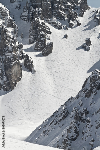 Ski Touren Geher in der Axamer Lizum in Tirol mit Spuren und schneebedeckten Bergen zum Gipfel. Neuschnee im Winter. Steiler Aufstieg photo