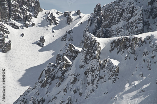 Ski Touren Geher in der Axamer Lizum in Tirol mit Spuren und schneebedeckten Bergen zum Gipfel. Neuschnee im Winter. Abfahrt zwischen den Felsen photo