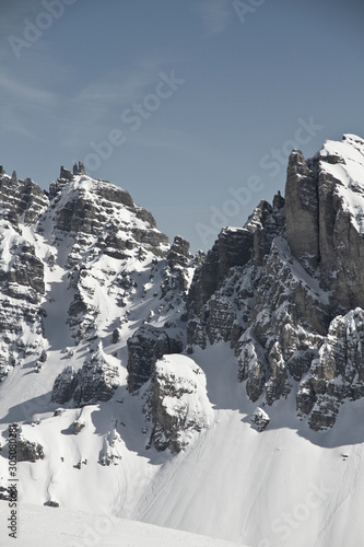 Blick von der Axamer Lizum in Tirol auf die schneebedeckten Berge und Gipfel. Felsige Steilwand