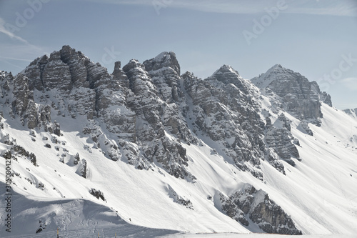Fototapeta Naklejka Na Ścianę i Meble -  Blick von der Axamer Lizum in Tirol auf die schneebedeckten Berge und Gipfel. Neuschnee im Winter und schroffe Felswände