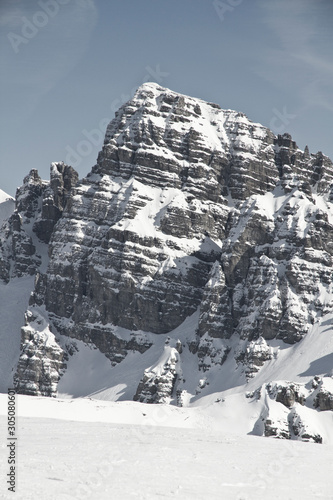 Blick von der Axamer Lizum in Tirol auf die schneebedeckten Berge und Gipfel. Neuschnee im Winter. Gipfel Aussicht