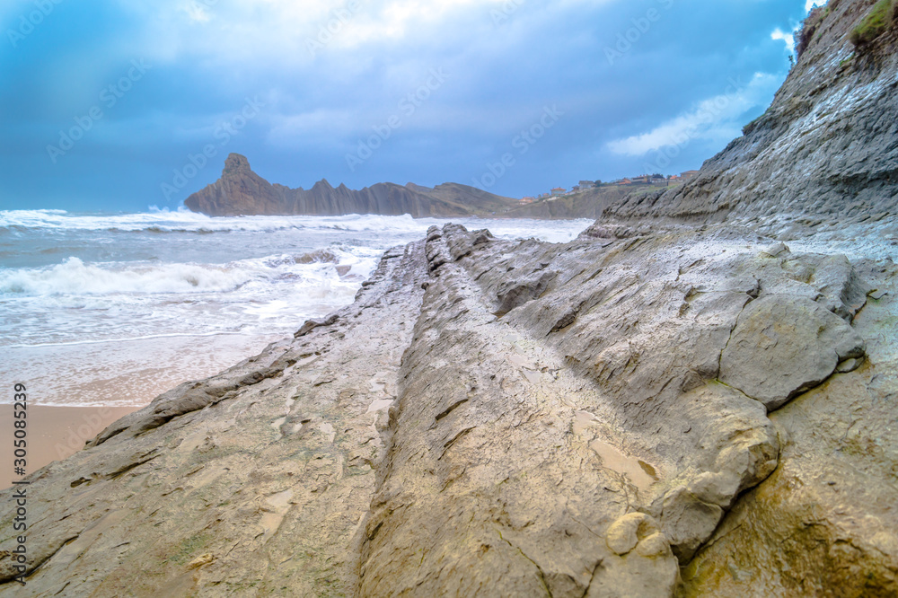 Temporal en playa de Cerrias, Liencres