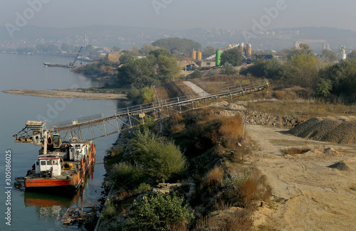 Canvas Print Excavating sand from the river