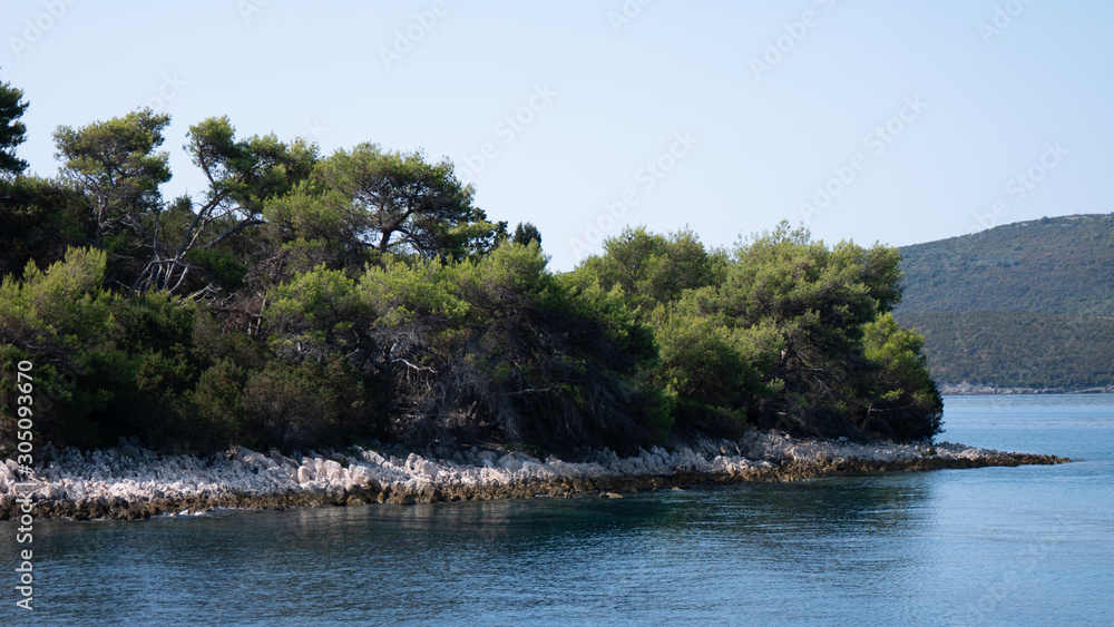 Küstenabschnitt in Kroatien mit kleinen Büschen Küstenabschnitt in Kroatien mit kleinen Büschen