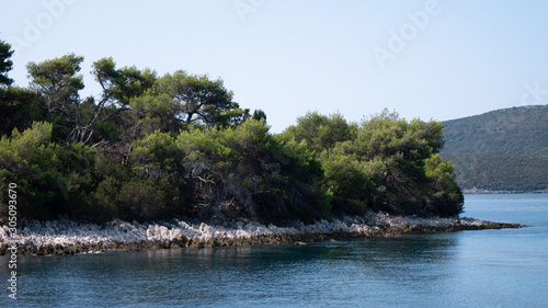 Küstenabschnitt in Kroatien mit kleinen Büschen