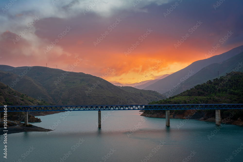Viaducto sobre el embalse de Rules,de fondo el valle del rio Guadalfeo,donde confluyen Sierra Nevada y Sierra Lujar.