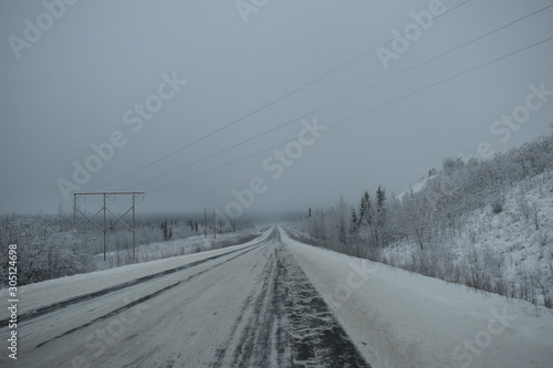 carretera nevada en diciembre