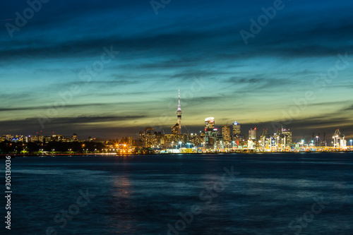ニュージーランド オークランドのオカフ・ベイから見えるオークランド港とスカイタワーと夜景