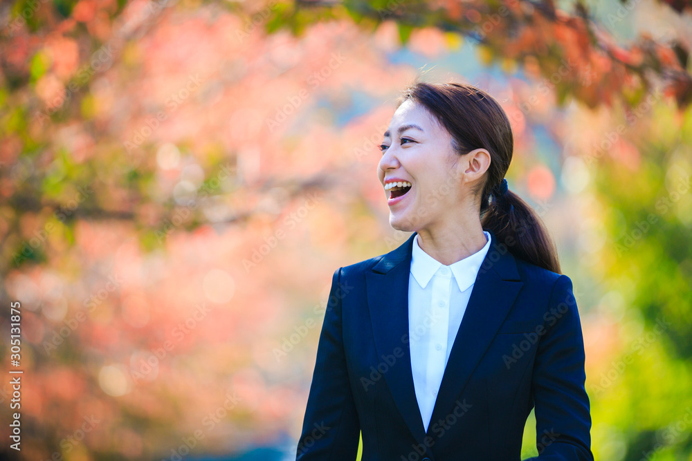 歩く・ビジネス女性 歩く・ビジネス女性