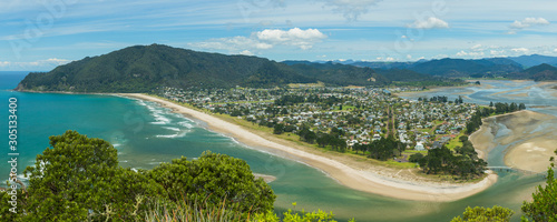 ニュージーランド タイルアのパク山の山頂から見えるパウアヌイの街並みとビーチ