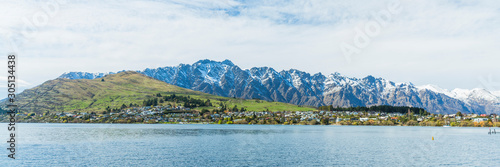ニュージーランド クイーンズタウンのワカティプ湖の風景とリマーカブルズ山脈