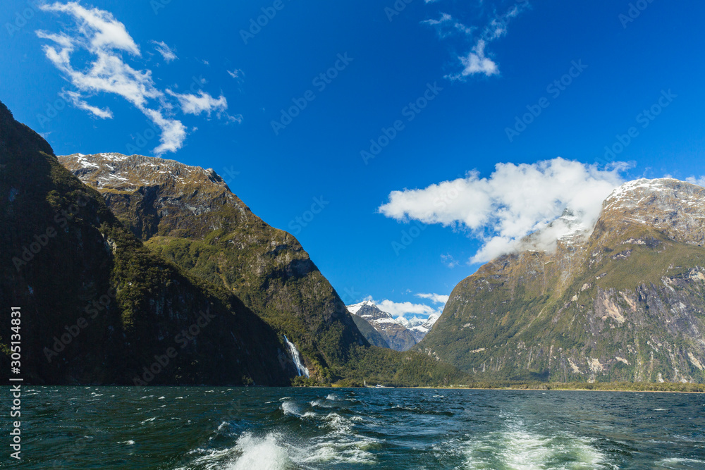 ニュージーランド　フィヨルドランド国立公園のミルフォードサウンドの風景