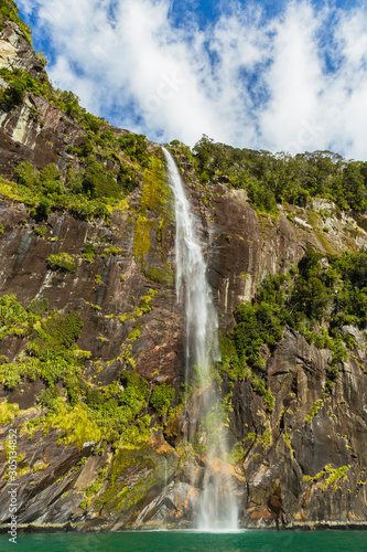 ニュージーランド フィヨルドランド国立公園のミルフォードサウンドのフェアリー滝