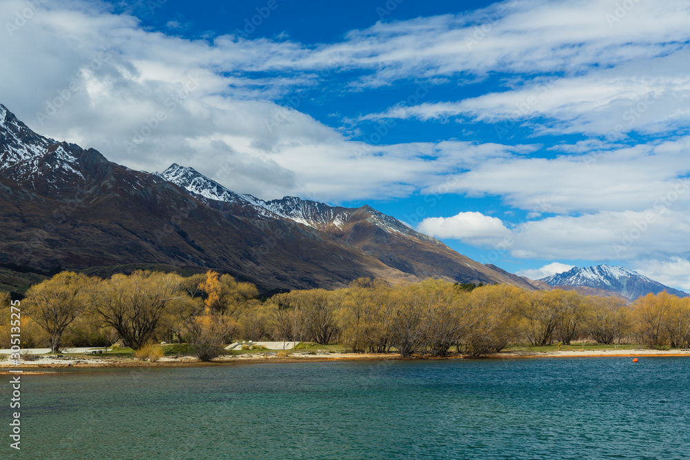 ニュージーランド　オタゴ地方のグレノーキーのワカティプ湖と湖畔の風景