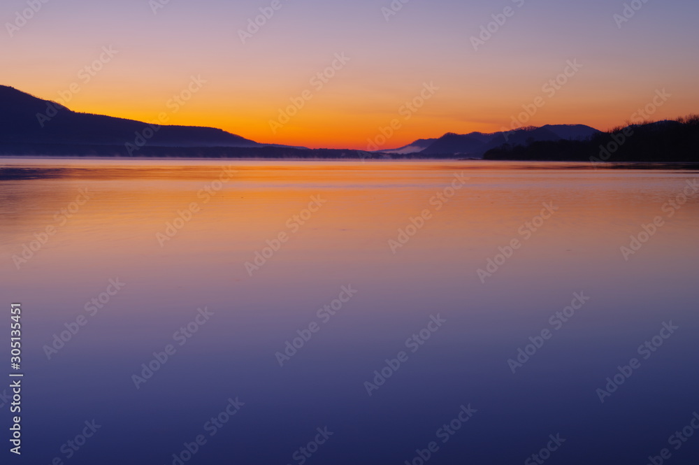 屈斜路湖の夜明け。朝陽の昇る直前の色。