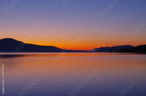屈斜路湖の夜明け。朝陽の昇る直前の色。 © Masa Tsuchiya
