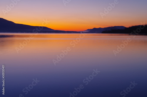 屈斜路湖の夜明け。朝陽の昇る直前の色。