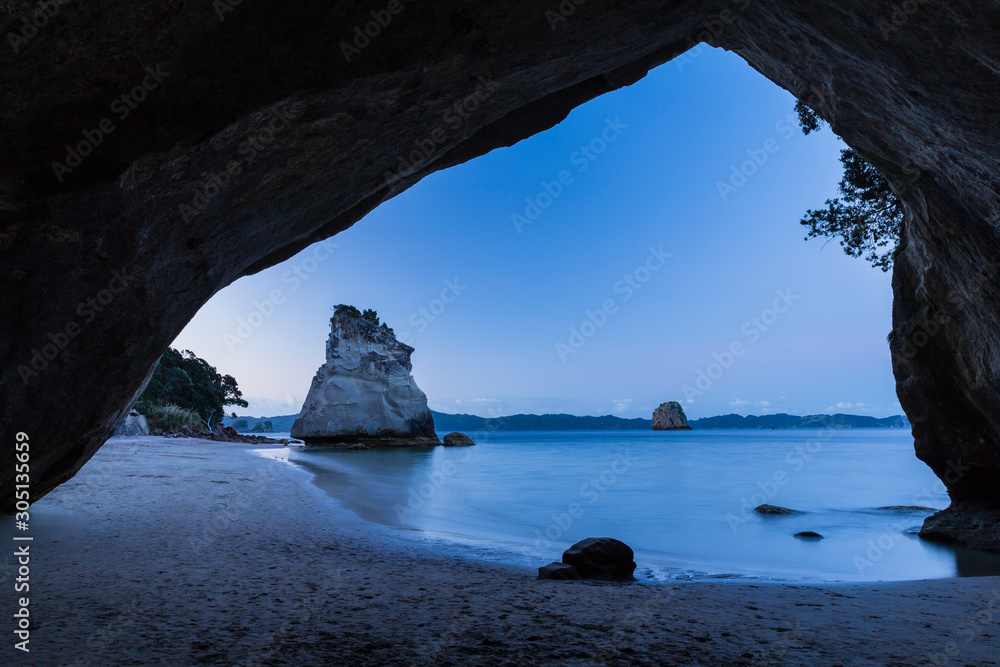 ニュージーランド　コロマンデル半島のカセドラル・コーブのトンネルから見えるビーチと岩