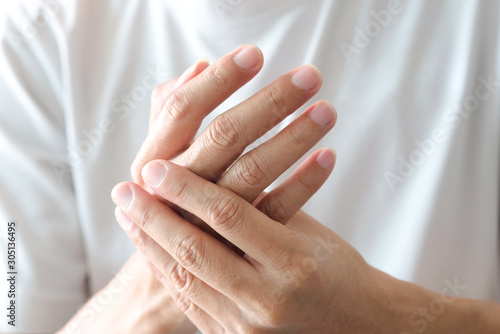 Fotografie Hands of computer users have pain and injury to the fingers