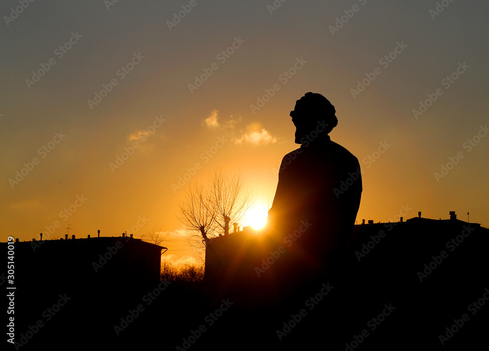 Photo beautiful sunset with the monument of the scientist in Moscow Photo beautiful sunset with the monument of the scientist in Moscow