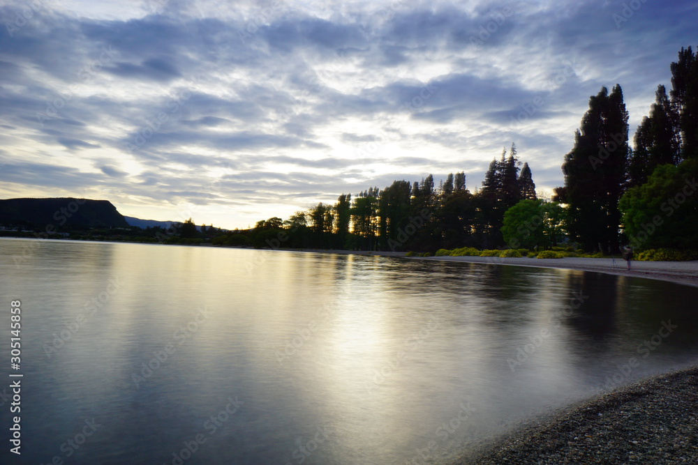 Fototapeta premium The sunrise in the spring time in Wanaka Lake, Otago, New Zealand