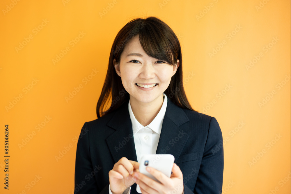 スマートフォンを持ったビジネスウーマン