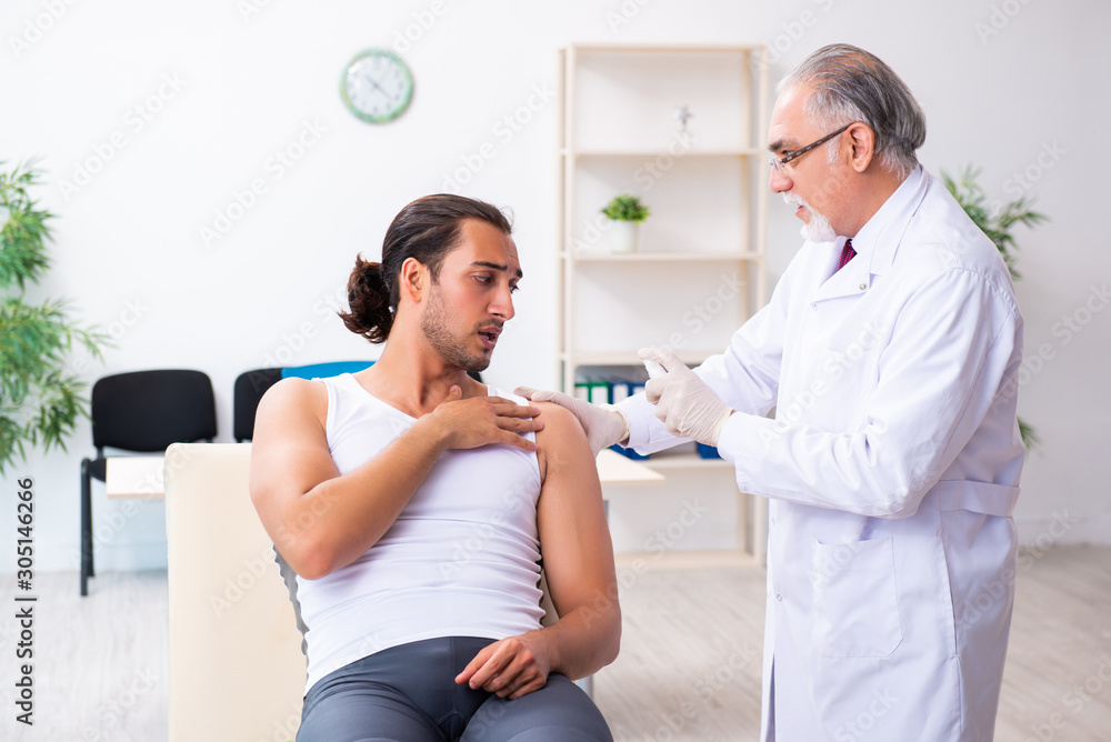 Obraz premium Young male patient visiting experienced doctor